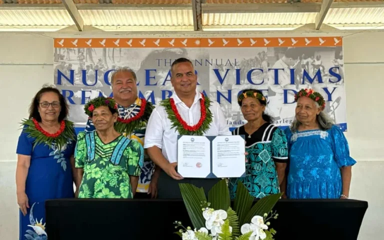 4KB0O4Z_Signing_of_the_Treaty_of_Rarotonga_1_jpg